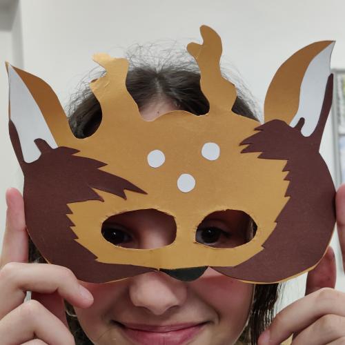 Von DEN Masken haben wir genug! Selbst kreierte Faschingsmasken schmücken die Gesichter der Schülerinnen und Schüler aus der 1b und 2b doch viel mehr!