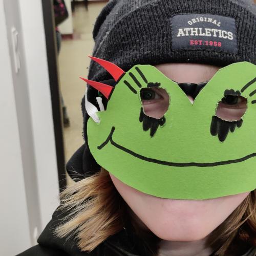 Von DEN Masken haben wir genug! Selbst kreierte Faschingsmasken schmücken die Gesichter der Schülerinnen und Schüler aus der 1b und 2b doch viel mehr!