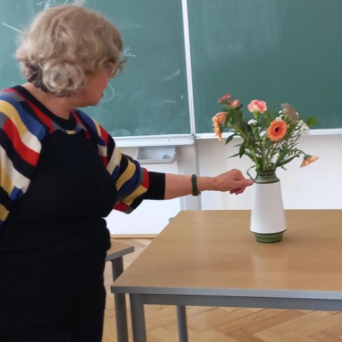 Unter Anleitung malten die Schüler*innen der 3a ein Blumenstillleben mit Ölfarben auf Malkarton und sammelten Erfahrungen mit der besonderen Textur dieser Farben.