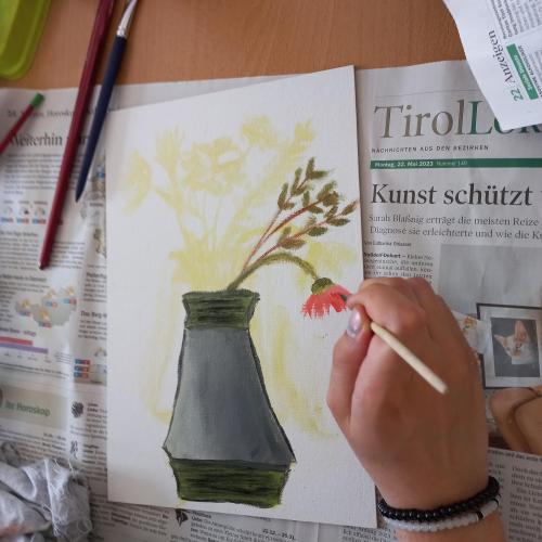 Unter Anleitung malten die Schüler*innen der 3a ein Blumenstillleben mit Ölfarben auf Malkarton und sammelten Erfahrungen mit der besonderen Textur dieser Farben.